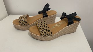 Sandalias cuña negras y beige