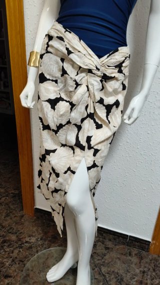 Falda midi H&M nudo lateral estampado