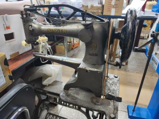 Máquina de coser SINGER antigua