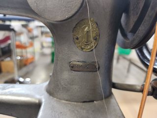 Máquina de coser SINGER antigua