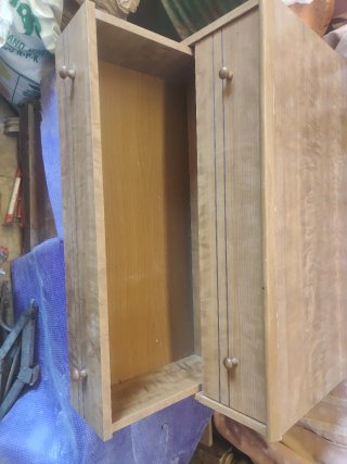 Mueble de madera con 2 cajones