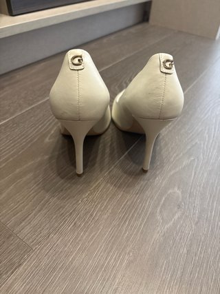 Zapatos de tacón Guess blancos