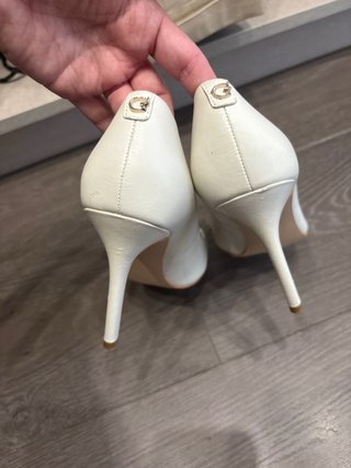 Zapatos de tacón Guess blancos