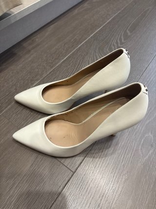 Zapatos de tacón Guess blancos