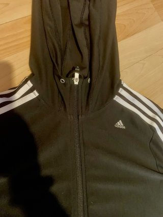 Chaqueta Adidas con capucha y rayas