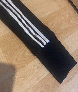 Chaqueta Adidas con capucha y rayas