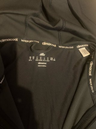 Chaqueta Adidas con capucha y rayas