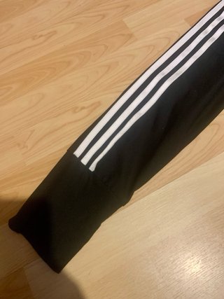 Chaqueta Adidas con capucha y rayas