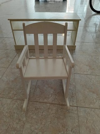 Silla mecedora infantil de madera
