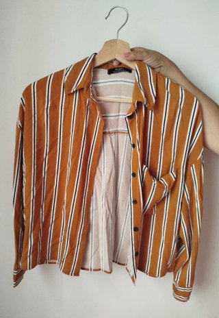 Camisa Bershka rayas naranja, blanca y negra
