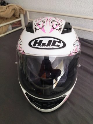 Casco de moto con diseño floral