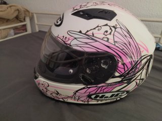 Casco de moto con diseño floral
