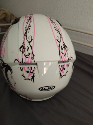 Casco de moto con diseño floral