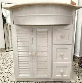 Mueble de baño con lavabo, espejo y mampara