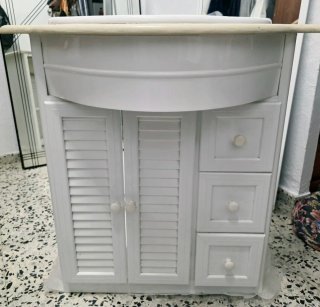 Mueble de baño con lavabo, espejo y mampara