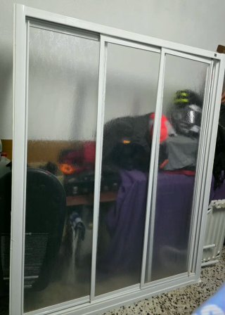 Mueble de baño con lavabo, espejo y mampara