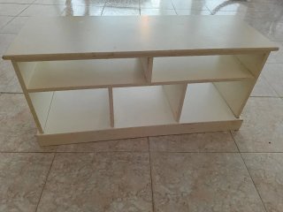 Mueble de madera blanco con estantes