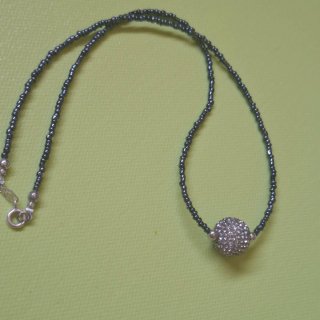 Gargantilla con esfera brillante
