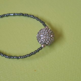 Gargantilla con esfera brillante