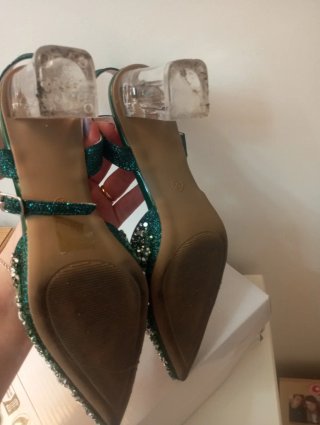 Zapatos verdes con pedrería y tacón transparente