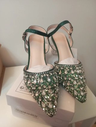 Zapatos verdes con pedrería y tacón transparente