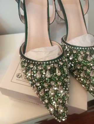 Zapatos verdes con pedrería y tacón transparente