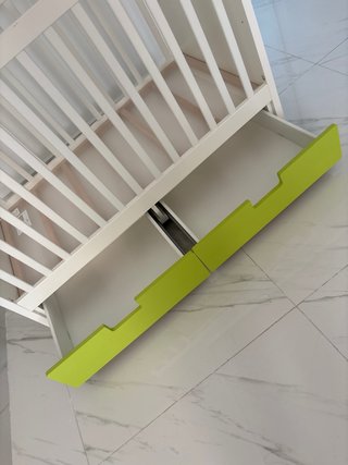 Cuna blanca con cajones verdes