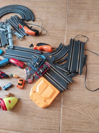 Lote de juguetes: coches, pista y más