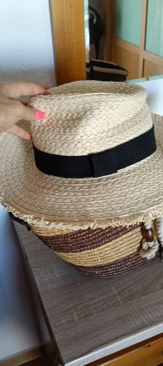 Capazo de playa y sombrero