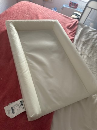 Cambiador de bebé blanco con funda color gris