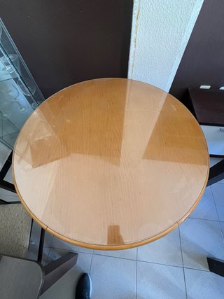 Mesa camilla redonda madera y cristal y tarima.