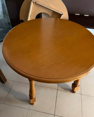 Mesa camilla redonda madera y cristal y tarima.