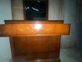Cajonera de madera con espejo