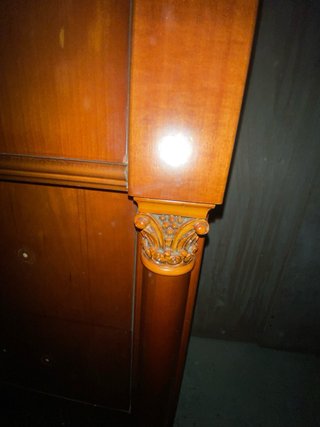 Cajonera de madera con espejo