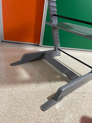 Trona Stokke Gris con Accesorios