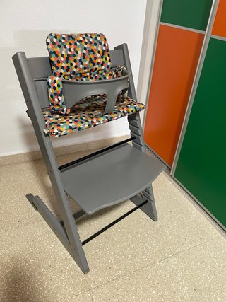 Trona Stokke Gris con Accesorios