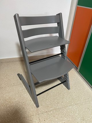 Trona Stokke Gris con Accesorios