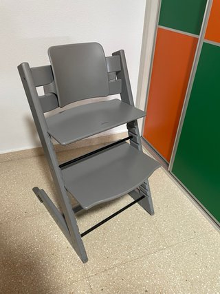 Trona Stokke Gris con Accesorios