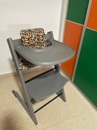 Trona Stokke Gris con Accesorios