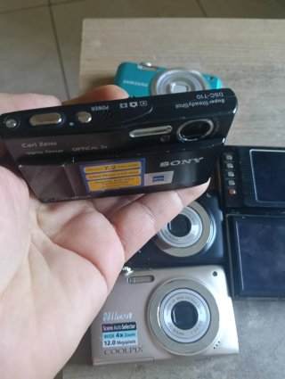 Lotto di 7 fotocamere digitali Nikon, Sony, Kodak