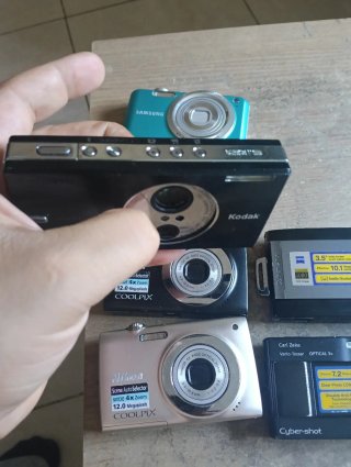 Lotto di 7 fotocamere digitali Nikon, Sony, Kodak