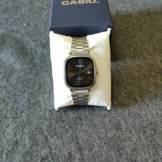 Reloj Casio Cuadrado Negro y Plateado