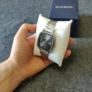 Reloj Casio Cuadrado Negro y Plateado