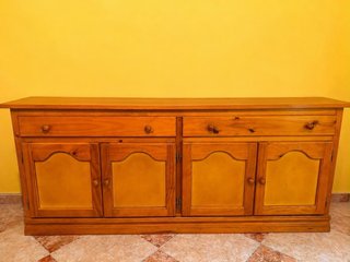 Aparador de madera marrón y amarillo