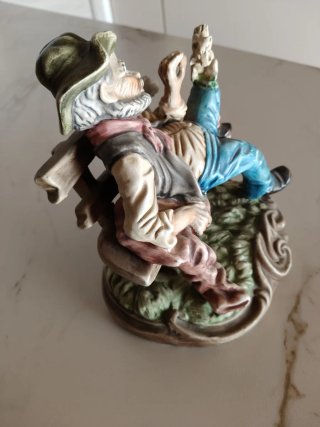 Figura porcelana antigua hombre con sombrero