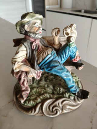 Figura porcelana antigua hombre con sombrero
