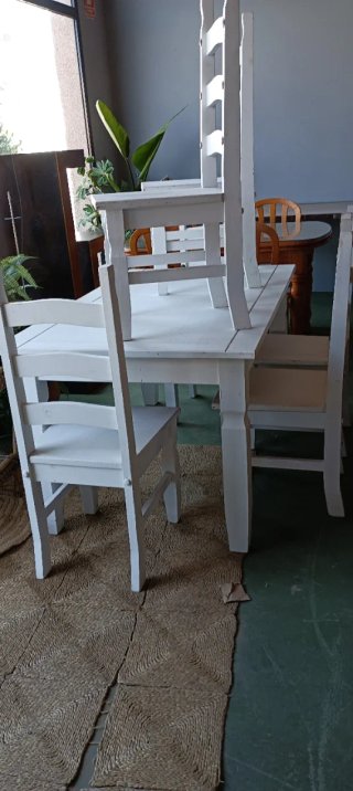 Mesa comedor y 6 sillas blancas