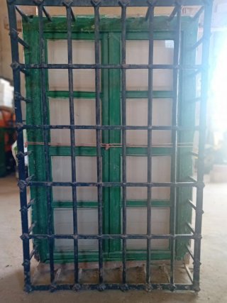 Ventana antigua con reja de hierro