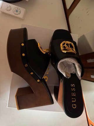 Sandalias Guess Tacón Madera Negro