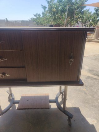 Mueble para máquina de coser con ruedas